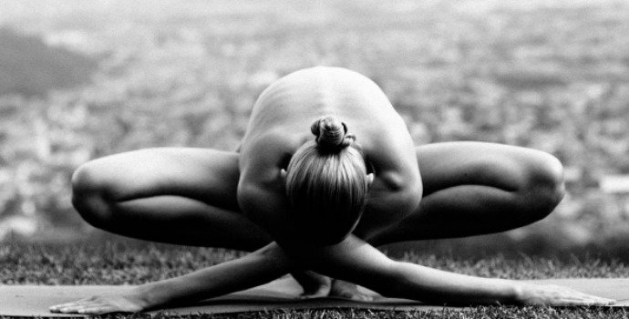 The Benefits of Nude Yoga / Fitness