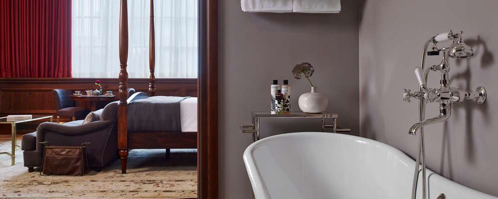 Habitación grande Soho House Chicago, desde la suite de baño Habitación grande Soho House Chicago, desde la suite de baño