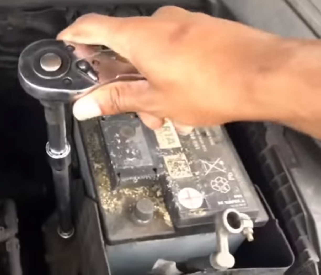AUDI A3 A4 B7 B8 BATTERY REPLACEMENT REMOVE HOW TO CHANGE