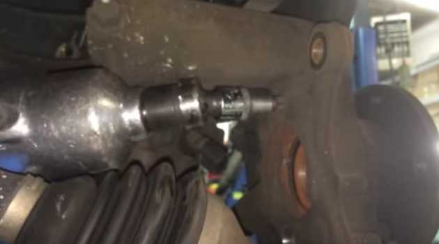 Remove hub's bolts