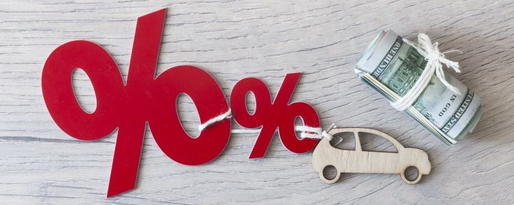 ¿Cómo encuentro la tasa de interés más baja para un préstamo de automóvil?