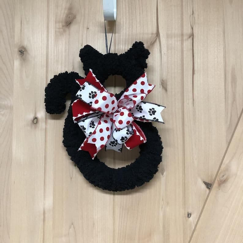 wreath in the shape of a cat