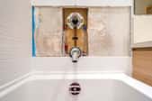 How to Remove Caulking From a Tub Surround