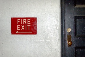 A sign pointing to an emergency exit.