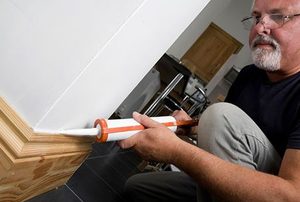 Caulking wooden skirting