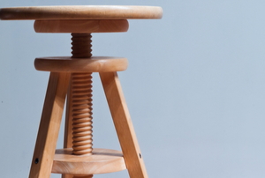 adjustable bar stool with large screw thread in the middle