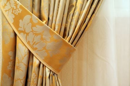 draperii de mătase de aur legate înapoi