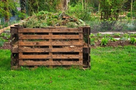 Building a Compost Bin with Old Wood Pallets 