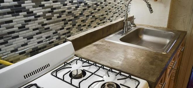 A kitchen with a tile backsplash.