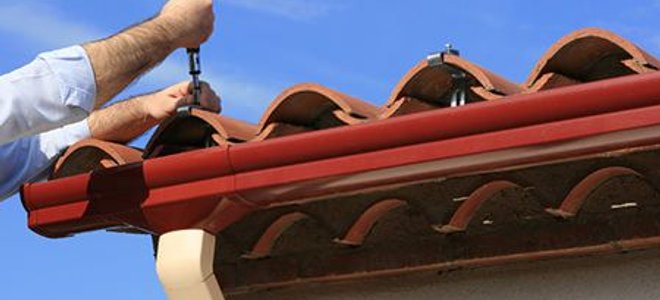 Installing rain gutter