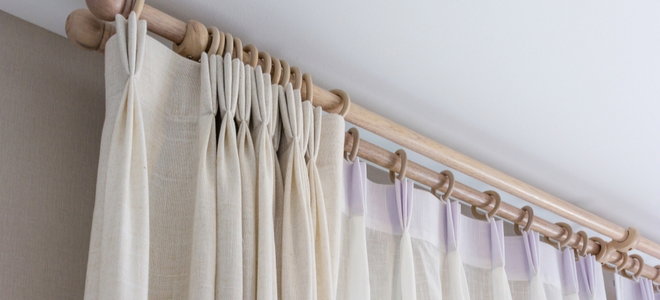 Wooden Curtain Rings Vs Metal, How To Hang Eyelet Curtains On A Wooden Pole
