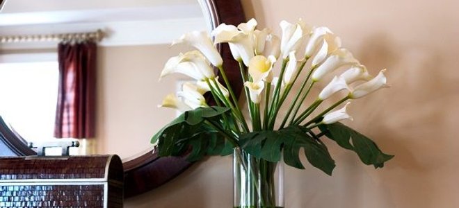 mirror decor in living area
