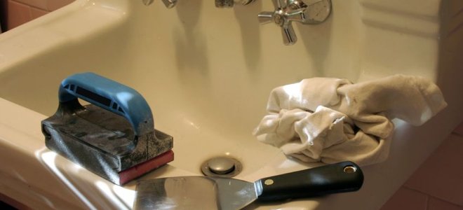 Wall-mounted sink with painting tools