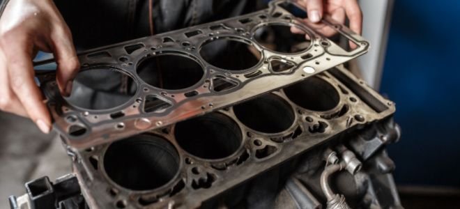 hands placing gasket head device