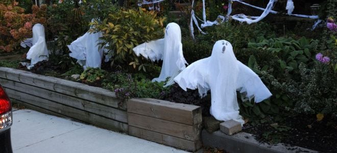 outdoor ghost decorations