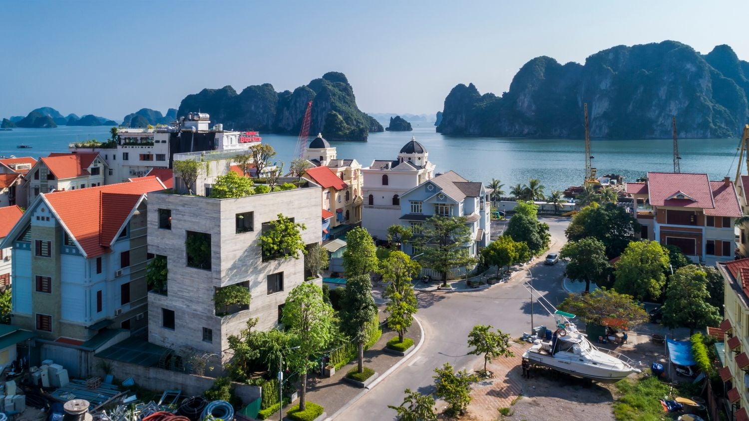 In addition to its one-of-a-kind architecture, the Ha Long Villa also boasts an incredible coastal location. 