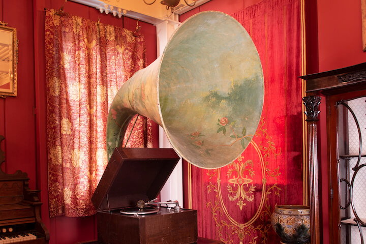Extra-large gramophone made in 1935, on display at the British Antique Museum in Kamakura, Japan.