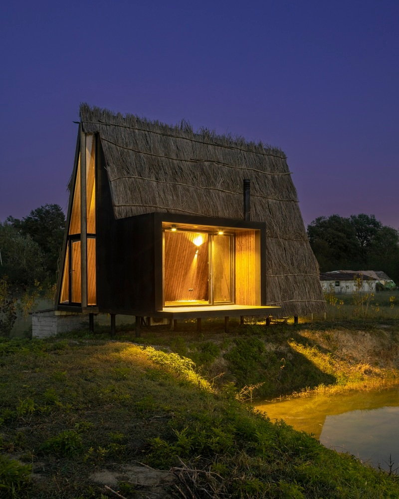 Nighttime view of the Shaygan Gostar-designed Wicker House. 