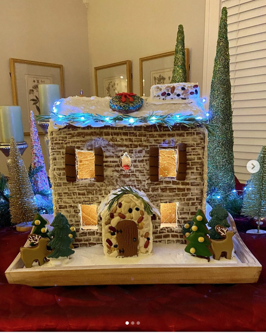 Gingerbread cottage by Instagram user @ellagracebakes.
