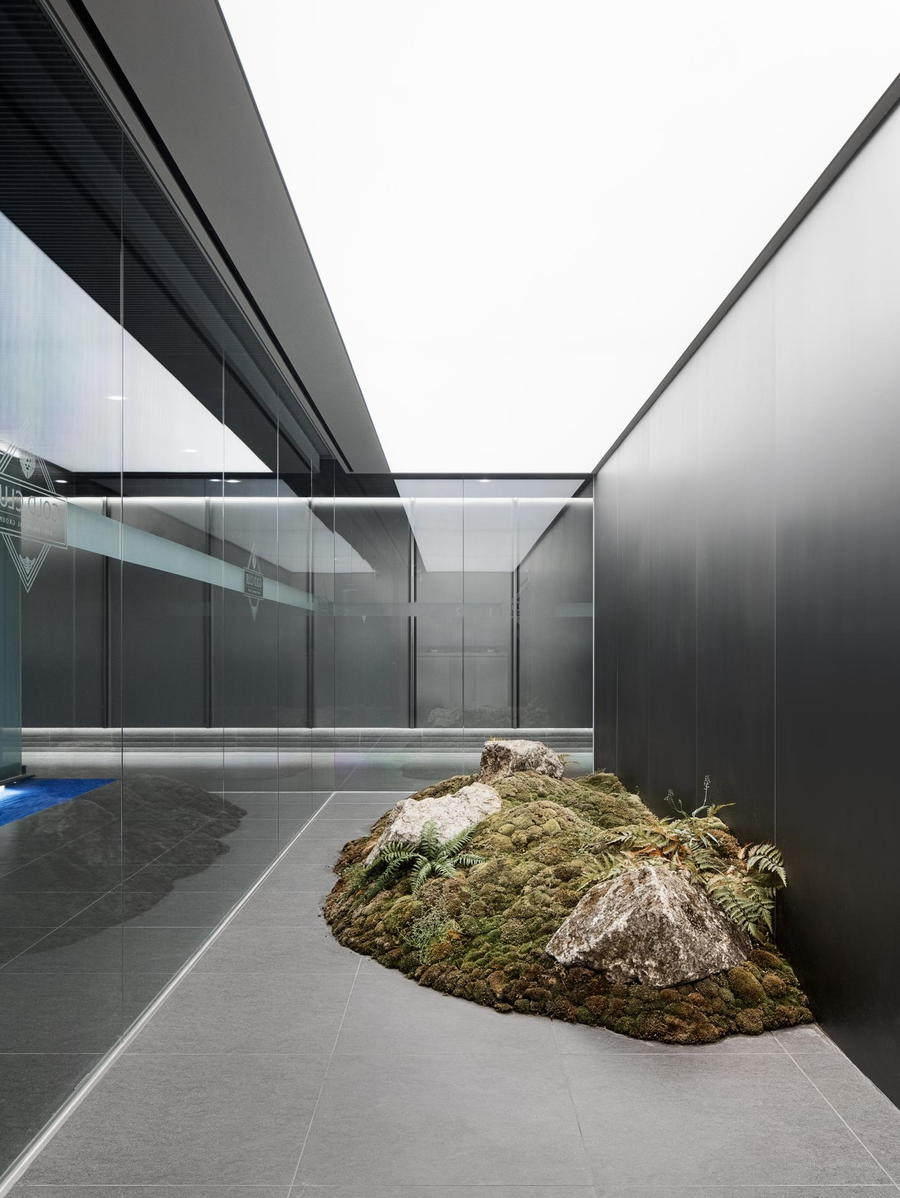 Artfully palced mossy rock inside the Hana Bank's new lounge space gives the otherwise-minimalist aesthetic a warm connection to nature.