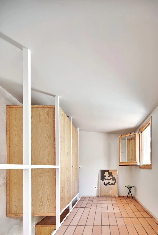 Additional storage and walkinh space on the third story of the Twobo-restored 5x5-meter home in Barcelona. 