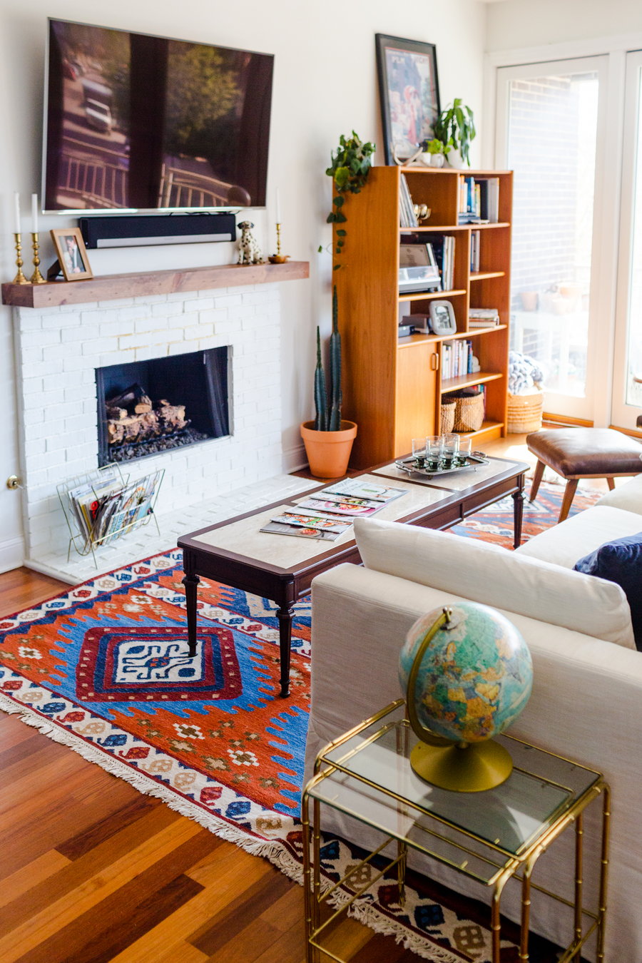 Eye-catching rugs like this Turkish Kilim are really unsurpassed in tying rooms together. 