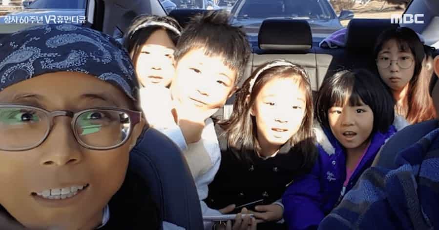 Ji-hye beams in front of her 5 beautiful children inside a car.