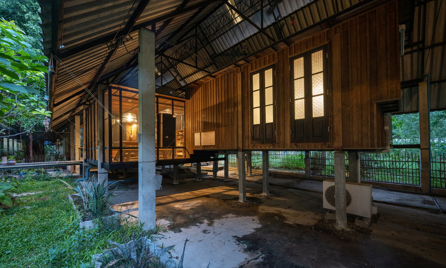 Large concrete stilts hold up the Kha-Nam Noi house and keep it protected from floodwaters.