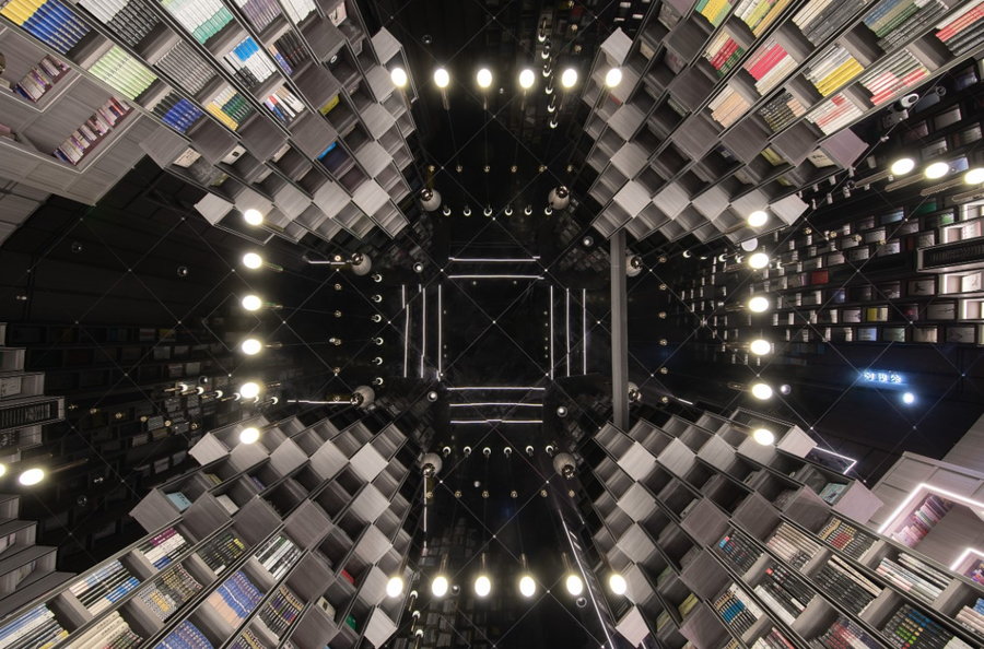 View up at the Shenzhen Zhongshuge Forum Room's mirrored ceiling reveals a fantastic kaleidoscopic effect.