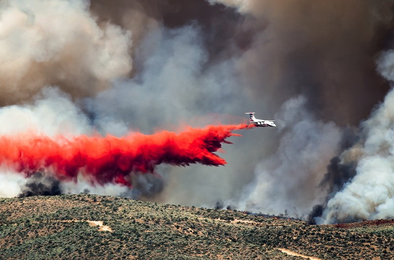 A plane flies over a deadly wildfire 