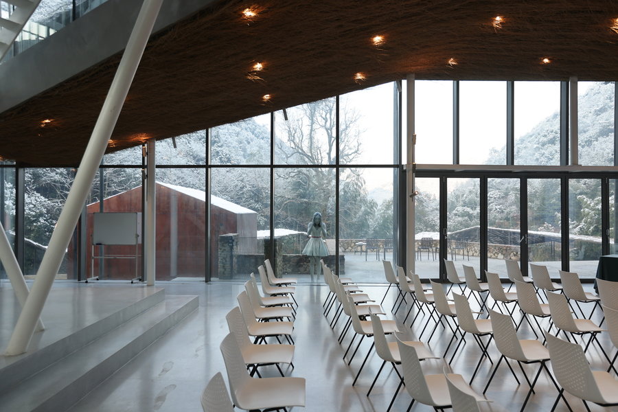 Glass-enclosed main hall area in Fujimoto's Flowing Cloud pavilion design.