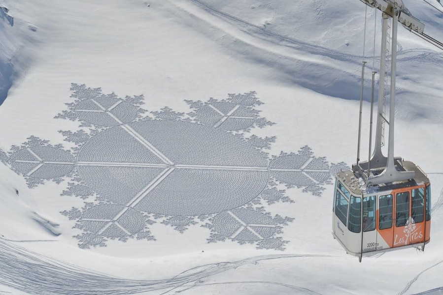 Snowflake-shaped geometric snow art by Simon Beck.