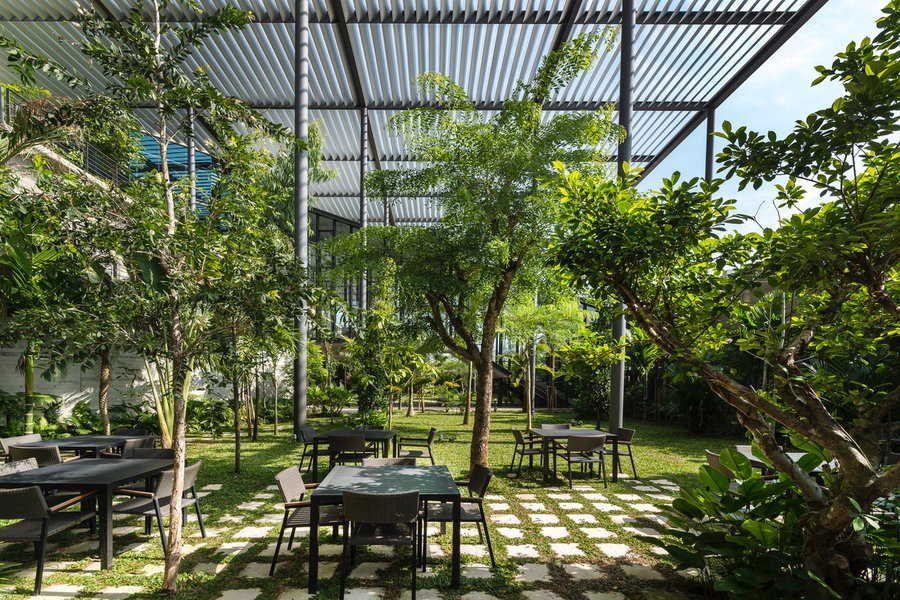 Outdoor tables and chairs in the factory let employees enjoy their lunch break surrounded by a sea of green. 