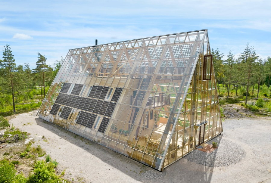 Side view of the off-grid Atri A-frame greenhouse home in Vänersborg, Sweden. 