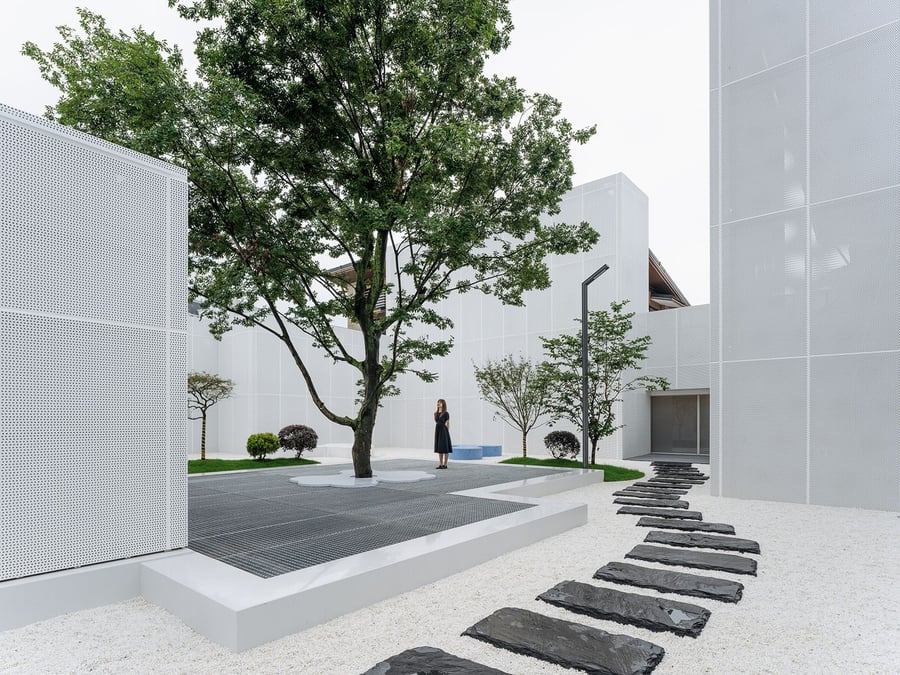 Tranquil central courtyard featured in Wutiopia Lab's cloud-inspired Duoyun bookstore.