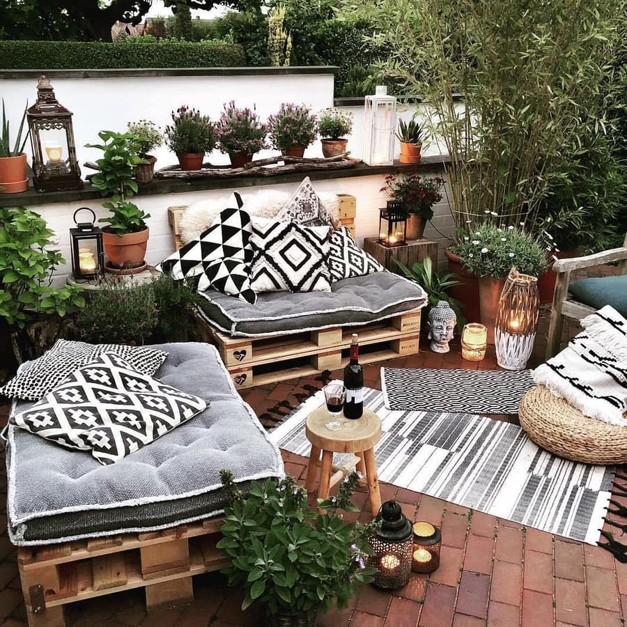 summery cushions and throw pillows set over wooden palettes give your yard a wonderfully bohemian feel. 