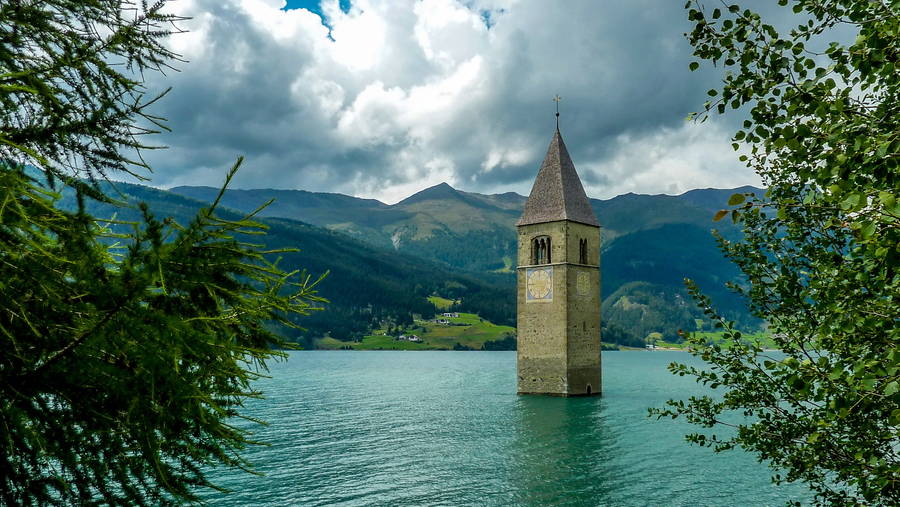 This 14th-century bell tower sticking out of Italy's Lake Resia is all that remains of the town of Curon. 