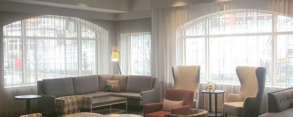 I am IN LOVE with this ecclectic hotel lobby design! I would never put this together myself, but this space seamlessly fuses modern and traditional design and balances bright, solid colors with bold, action patterns. And, look at that ceiling and chandelier!!???? #impressed