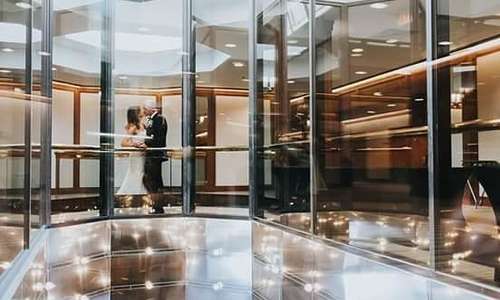 When you walk by a window and you know a shot has to be taken there. @beautifullifestudios
#weddingday #wedaward #wedding #torontowedding #toronto #eatonchelseahotel #bride #weddingphotography #weddingphotographer