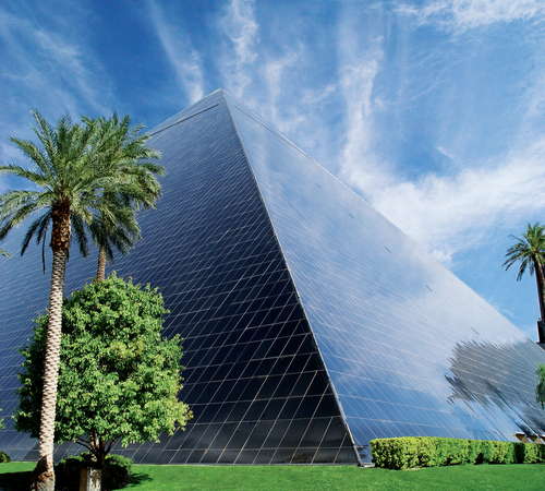 13 TOP Themed Hotels in Las Vegas (from Venetian to Luxor)