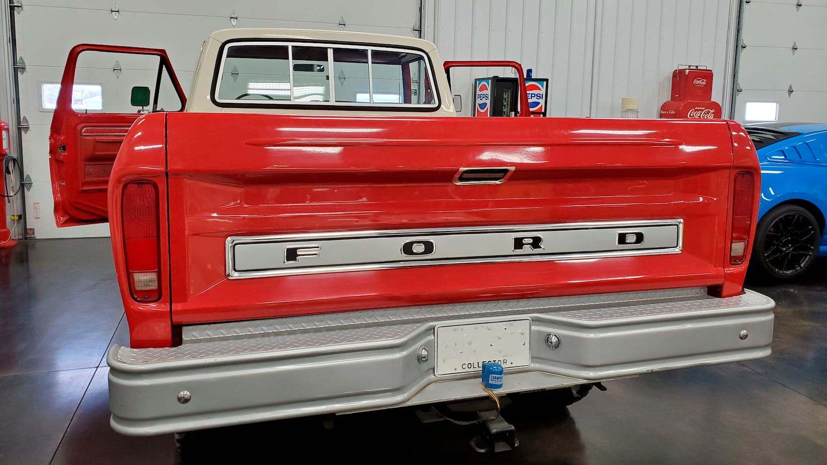 Amazing 1977 Ford F-250 Wears a Brand New Body | Ford-trucks