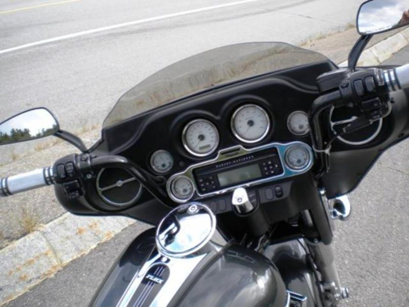 Typical Harley Davidson touring cockpit