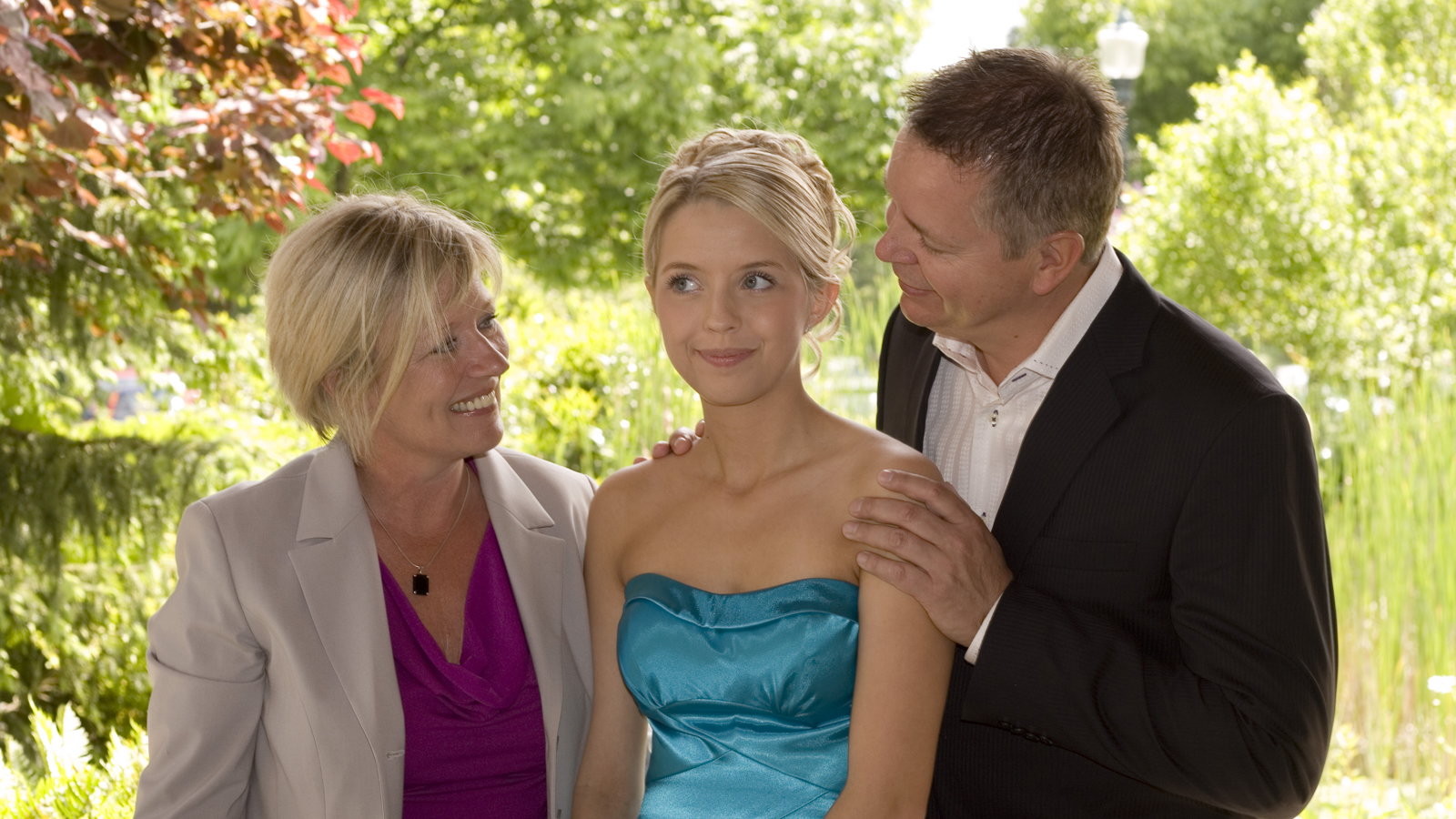 parents talking to teen daughter before date