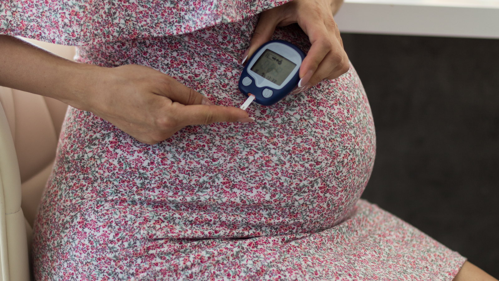 pregnant mom checking blood sugar