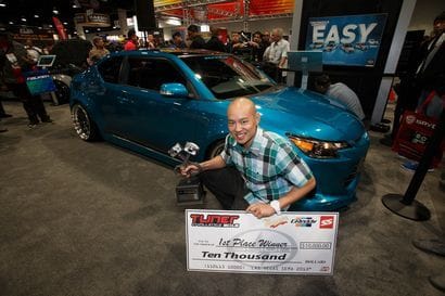 Young Tea with his winning check at the 2013 SEMA Show