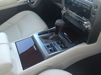 2016 Lexus GX460 center console detail