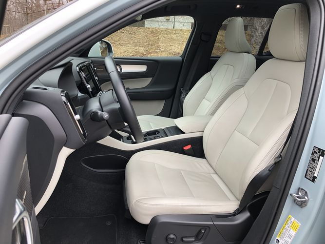 2019 Volvo XC40 T5 AWD Momentum 