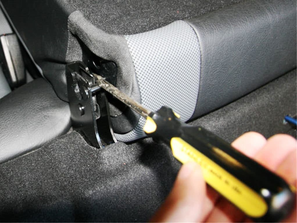 Press the latch to release the seat back center pivot