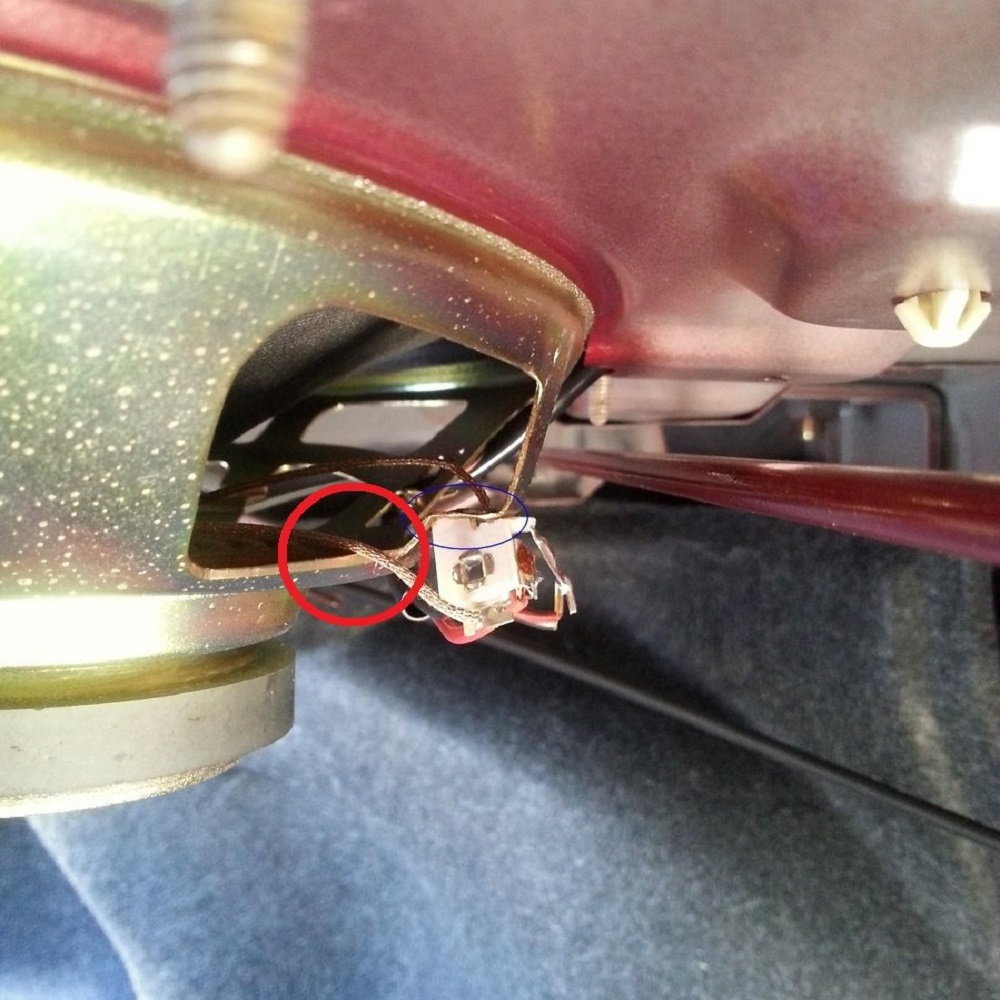 speaker wire contacting metal frame