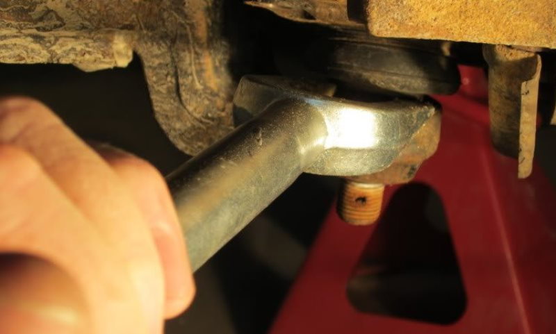 Separating ball joint with the Pickle Fork